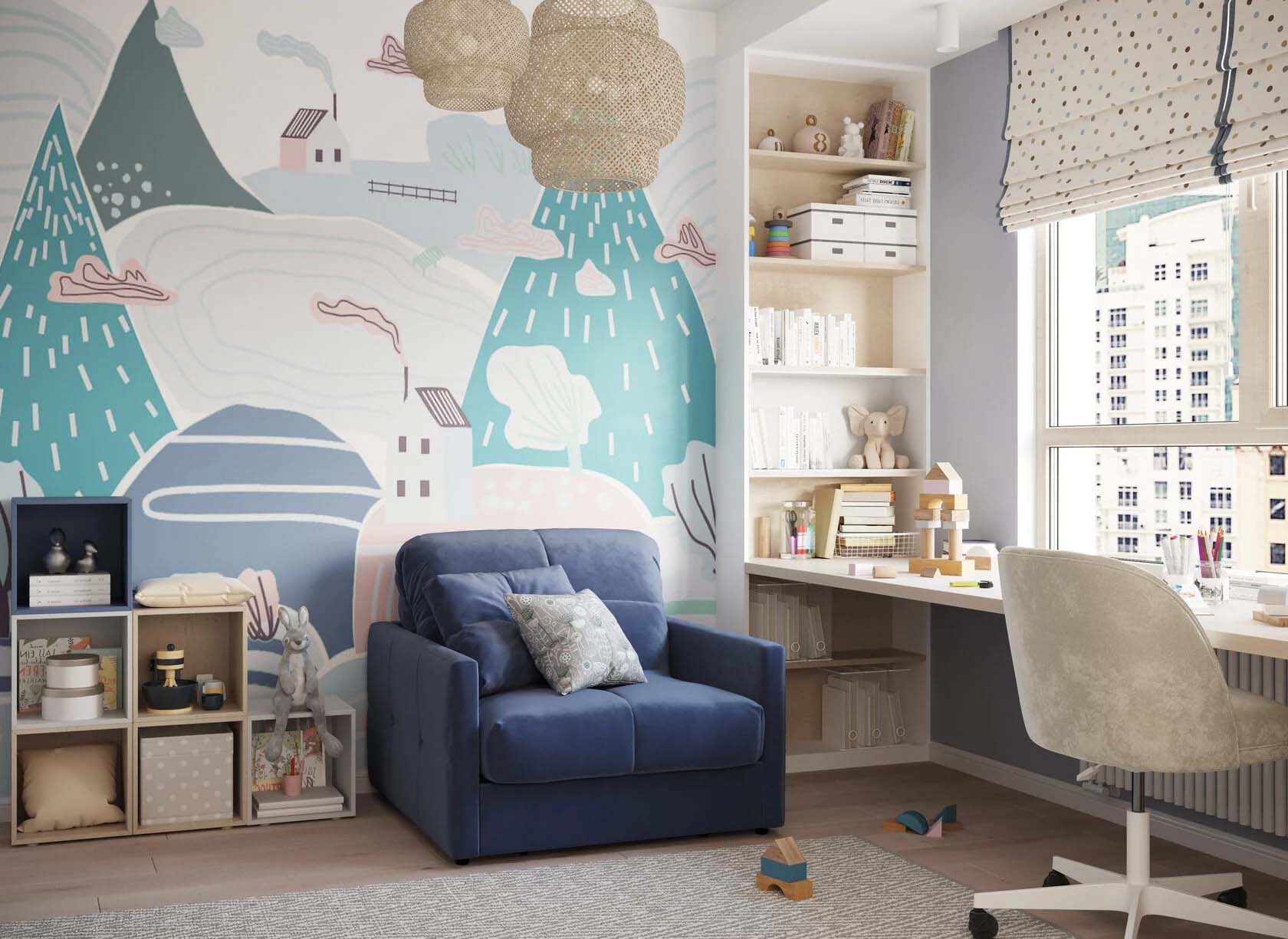 Темно-синее акцентное кресло-кровать на фоне
                расписанной стены